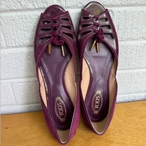 TOD'S Burgundy Lacquered Leather Tie Up Flats
